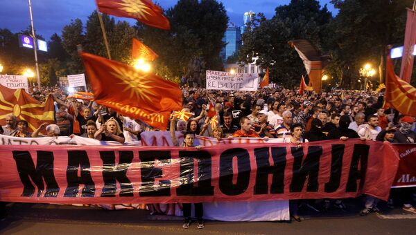 Участники митинга против изменения названия страны перед зданием парламента в Скопье в Македонии. 13 июня 2018 Участники митинга против изменения названия страны перед зданием парламента в Скопье в Македонии. 13 июня 2018