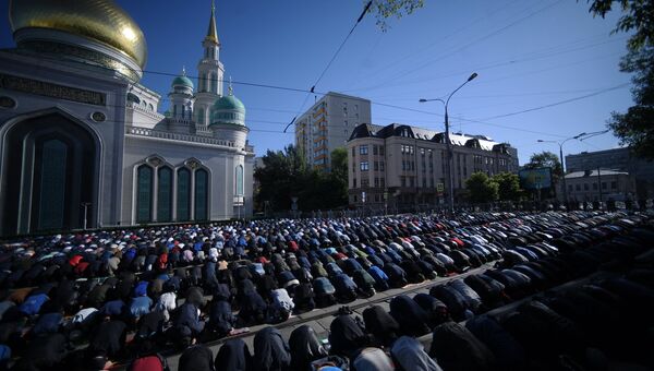 Мусульмане в день праздника Ураза-байрам у Соборной мечети в Москве Мусульмане в день праздника Ураза-байрам у Соборной мечети в Москве