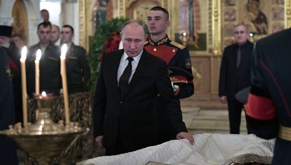 Президент РФ Владимир Путин присутствовует на церемонии прощания со Станиславом Говорухиным в Преображенской церкви храма Христа Спасителя. 16 июня 2018 Президент РФ Владимир Путин присутствовует на церемонии прощания со Станиславом Говорухиным в Преображенской церкви храма Христа Спасителя. 16 июня 2018