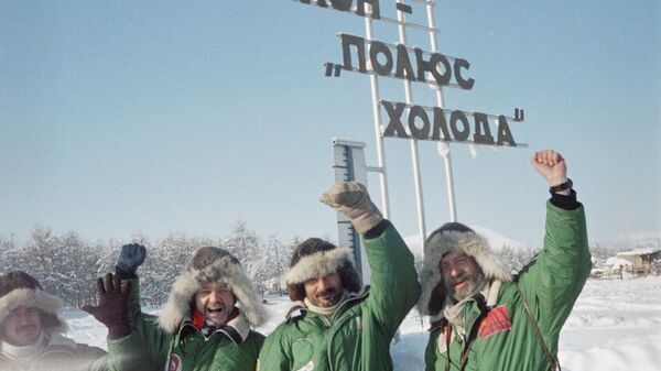 Туристы стоят у памятного знака Оймякон — полюс холода Туристы стоят у памятного знака Оймякон — полюс холода