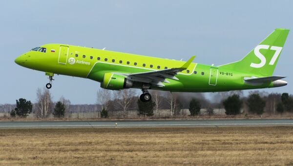 Самолет Embraer-170 авиакомпании S7 во время взлета в аэропорту Толмачево Самолет Embraer-170 авиакомпании S7 во время взлета в аэропорту Толмачево
