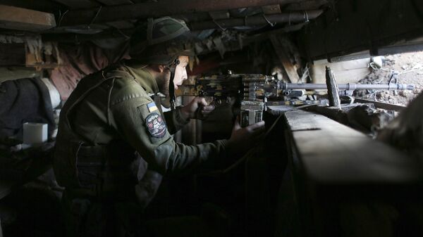 Украинский военный у поселка Зайцево в Донецкой области, Украина. 21 июня 2018 Украинский военный у поселка Зайцево в Донецкой области, Украина. 21 июня 2018