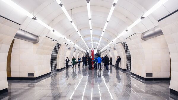 Пассажиры на станции метро Окружная Люблинско-Дмитровской линии Московского метрополитена. Архивное фото Пассажиры на станции метро Окружная Люблинско-Дмитровской линии Московского метрополитена. Архивное фото