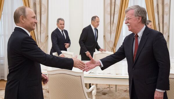 Президент РФ Владимир Путин и советник президента США по вопросам национальной безопасности Джон Болтон. Архивное фото Президент РФ Владимир Путин и советник президента США по вопросам национальной безопасности Джон Болтон. Архивное фото