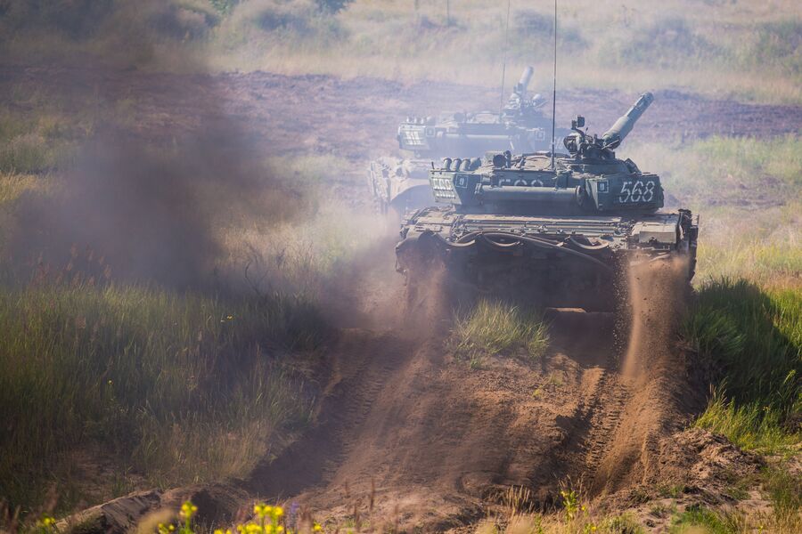 Основной боевой танк Т-72Б1 на полигоне Погоново в Воронежской области Основной боевой танк Т-72Б1 на полигоне Погоново в Воронежской области