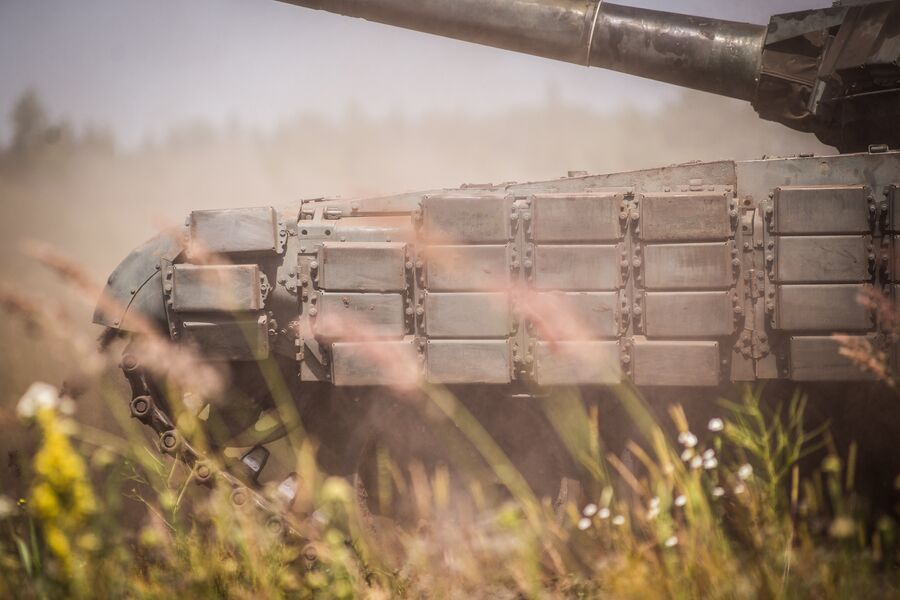 Основной боевой танк Т-72Б1 на полигоне Погоново в Воронежской области Основной боевой танк Т-72Б1 на полигоне Погоново в Воронежской области