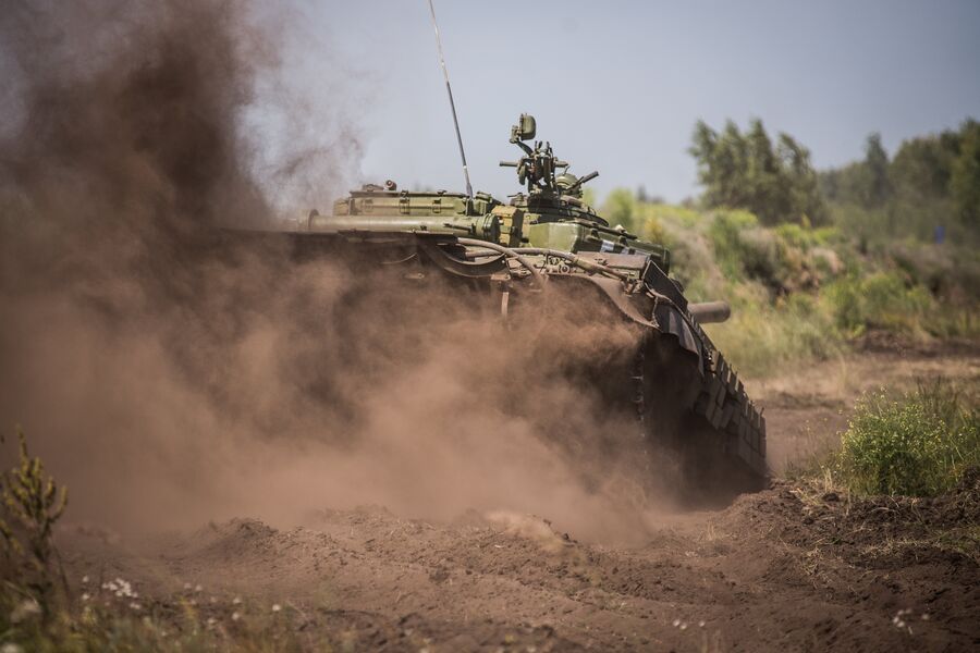 Основной боевой танк Т-72Б1 на полигоне Погоново в Воронежской области Основной боевой танк Т-72Б1 на полигоне Погоново в Воронежской области