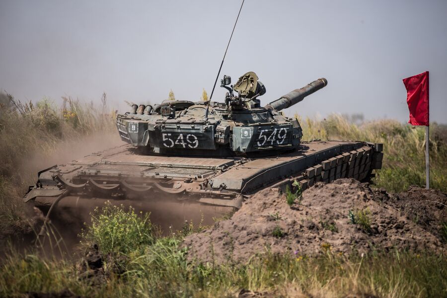 Основной боевой танк Т-72Б1 на полигоне Погоново в Воронежской области Основной боевой танк Т-72Б1 на полигоне Погоново в Воронежской области