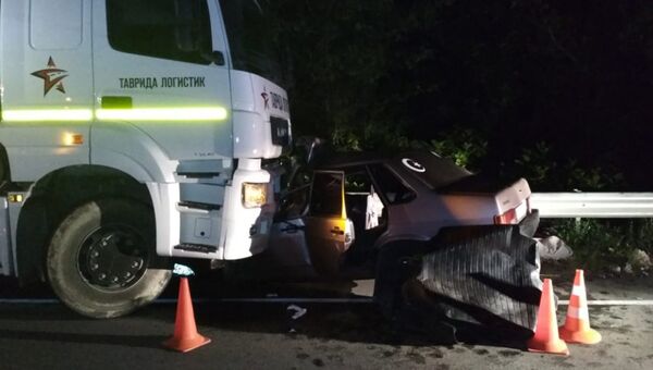 ДТП с участием грузового автомобиля Камаз и легкового автомобиля ВАЗ-21099 на трассе Симферополь - Николаевка. 3 июля 2018 ДТП с участием грузового автомобиля Камаз и легкового автомобиля ВАЗ-21099 на трассе Симферополь - Николаевка. 3 июля 2018