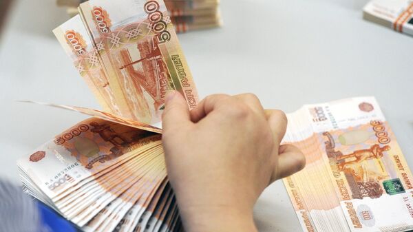 Напечатанные банкноты на участке выборочного контроля качества печати, резки и упаковки на фабрике ФГУП Гознак в Перми