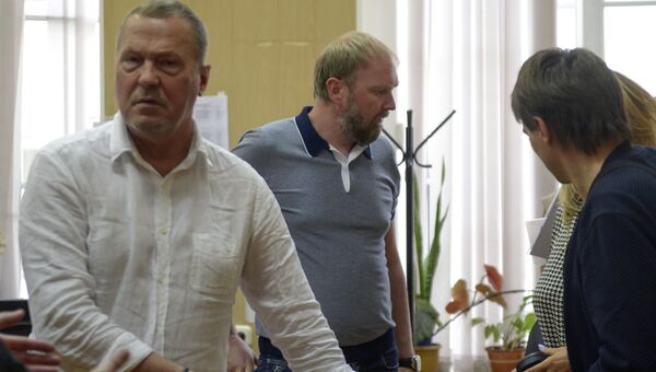 Бывший заместитель директора Государственного Эрмитажа Михаил Новиков и управляющий АО БалтСтрой Александр Коченов (слева направо), обвиняемые в хищениях при реставрации Запасного дома Зимнего дворца, во время перерыва в зале Куйбышевского суда в Санкт-Петербурге. Архивное фото Бывший заместитель директора Государственного Эрмитажа Михаил Новиков и управляющий АО БалтСтрой Александр Коченов (слева направо), обвиняемые в хищениях при реставрации Запасного дома Зимнего дворца, во время перерыва в зале Куйбышевского суда в Санкт-Петербурге. Архивное фото