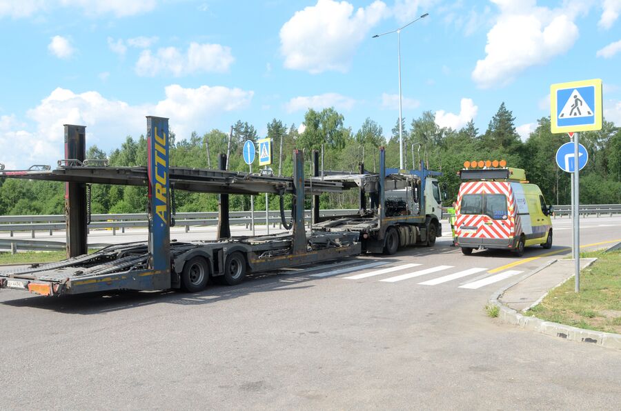 Грузовой автомобиль и машина Службы аварийных комиссаров на площадке отдыха трассы М-11 Грузовой автомобиль и машина Службы аварийных комиссаров на площадке отдыха трассы М-11
