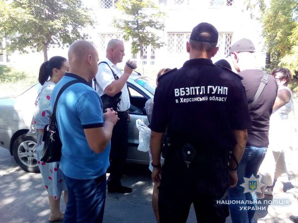 Задержание женщины в Херсонской области Украины, пытавшейся продать сына. 4 июля 2018 Задержание женщины в Херсонской области Украины, пытавшейся продать сына. 4 июля 2018