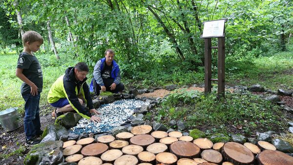 Волонтеры Кавказского заповедника приводят в порядок туристические тропы, которые существовали еще в Советском Союзе. Сейчас на территории заповедника создано 18 экологических маршрутов Волонтеры Кавказского заповедника приводят в порядок туристические тропы, которые существовали еще в Советском Союзе. Сейчас на территории заповедника создано 18 экологических маршрутов