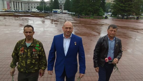 Слева рядовой Мирбако Додокалонов, посередине сержант Сергей Евланов Слева рядовой Мирбако Додокалонов, посередине сержант Сергей Евланов
