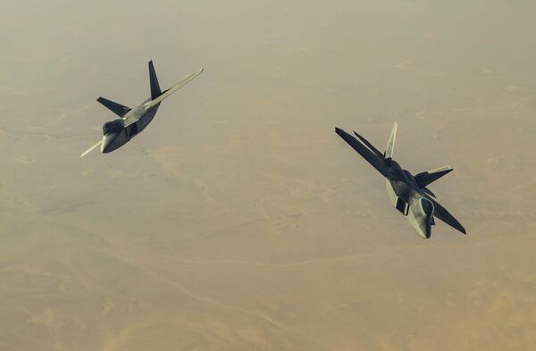 Американские истребители F-22 Raptor над территорией Сирии Американские истребители F-22 Raptor над территорией Сирии