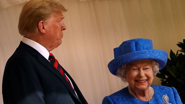 Президент США Дональд Трамп с британской королевой Елизаветой II в Виндзорском замке. 13 июля 2018 Президент США Дональд Трамп с британской королевой Елизаветой II в Виндзорском замке. 13 июля 2018