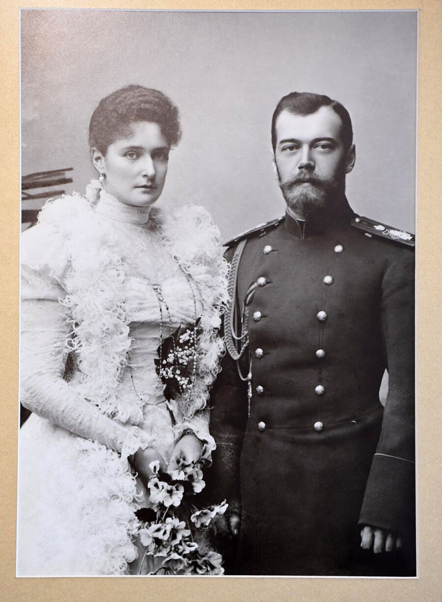 Фотография Императора Николая II и Императрицы Александры Федоровны в музее святой царской семьи в Екатеринбурге Фотография Императора Николая II и Императрицы Александры Федоровны в музее святой царской семьи в Екатеринбурге