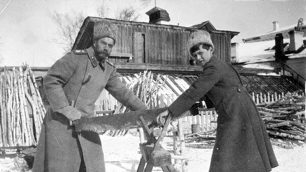Николай II с наследником в ссылке в Тобольске Николай II с наследником в ссылке в Тобольске