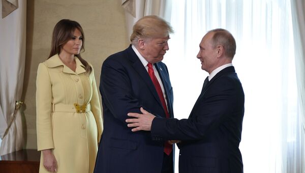 Президент РФ Владимир Путин, президент США Дональд Трамп (в центре) и его супруга Меланья во время встречи в президентском дворце в Хельсинки Президент РФ Владимир Путин, президент США Дональд Трамп (в центре) и его супруга Меланья во время встречи в президентском дворце в Хельсинки