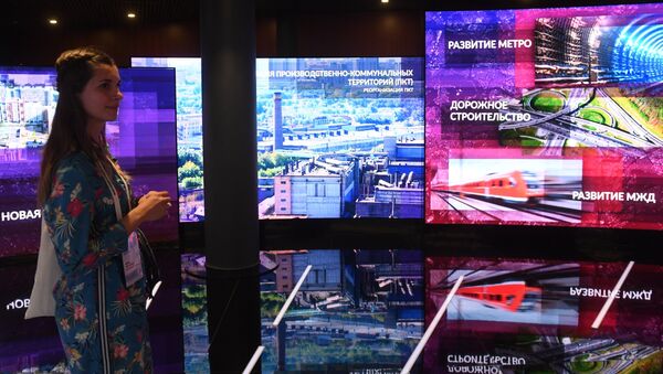 Участница Московского урбанистического форума в парке Зарядье в Москве Участница Московского урбанистического форума в парке Зарядье в Москве