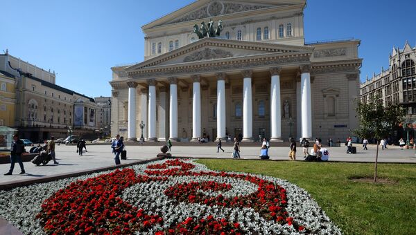 Цветник на площади у Большого театра в Москве. Архивное фото Цветник на площади у Большого театра в Москве. Архивное фото