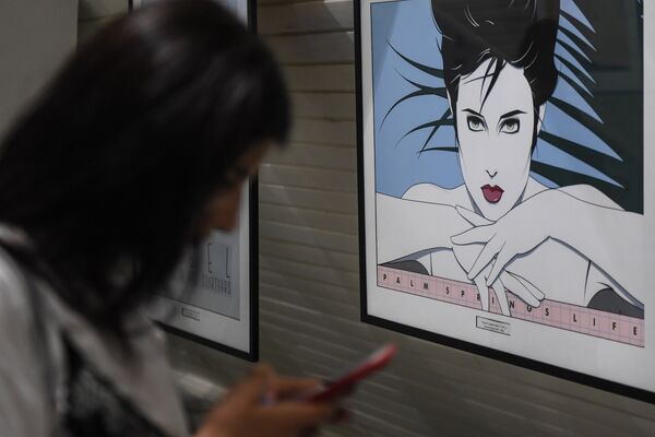 Посетительница у картины Патрика Нагеля Nagel Commemorative №2 на выставке произведений классиков современного поп-арта в культурно-выставочном центре Гранатный двор Посетительница у картины Патрика Нагеля Nagel Commemorative №2 на выставке произведений классиков современного поп-арта в культурно-выставочном центре Гранатный двор