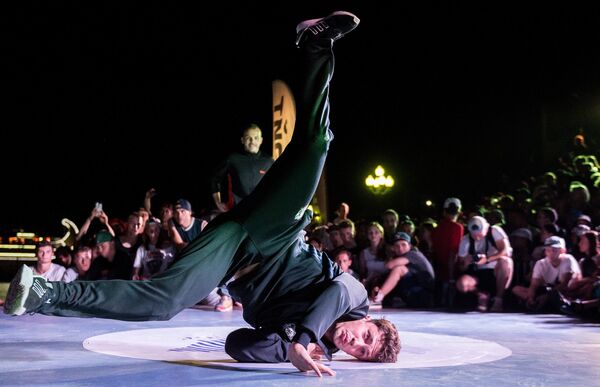 Танцоры во время чемпионата мира по брейк-дансу CrimeaBreakDanceWorldCup в рамках фестиваля Yalta Summer Jam в Ялте Танцоры во время чемпионата мира по брейк-дансу CrimeaBreakDanceWorldCup в рамках фестиваля Yalta Summer Jam в Ялте