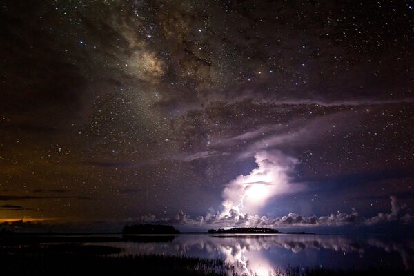 Работа фотографа Tianyuan Xiao Thunderstorm under milky way, вошедшая в шорт-лист Insight Astronomy Photographer of the Year 2018 Работа фотографа Tianyuan Xiao Thunderstorm under milky way, вошедшая в шорт-лист Insight Astronomy Photographer of the Year 2018