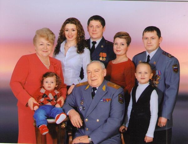 Генерал-майор милиции в отставке Виктор Бураков в кругу семьи Генерал-майор милиции в отставке Виктор Бураков в кругу семьи