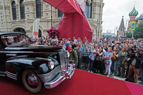Экипаж на автомобиле ЗИС на старте гонки ГУМ-авторалли Gorkyclassic - 2018 в Москве Экипаж на автомобиле ЗИС на старте гонки ГУМ-авторалли Gorkyclassic - 2018 в Москве