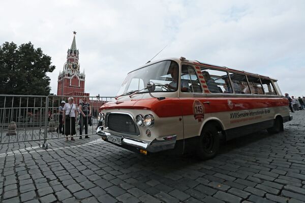 Экипаж на автомобиле «Юность» ЗИЛ-118 в гонке ГУМ-авторалли Gorkyclassic - 2018 в Москве Экипаж на автомобиле «Юность» ЗИЛ-118 в гонке ГУМ-авторалли Gorkyclassic - 2018 в Москве
