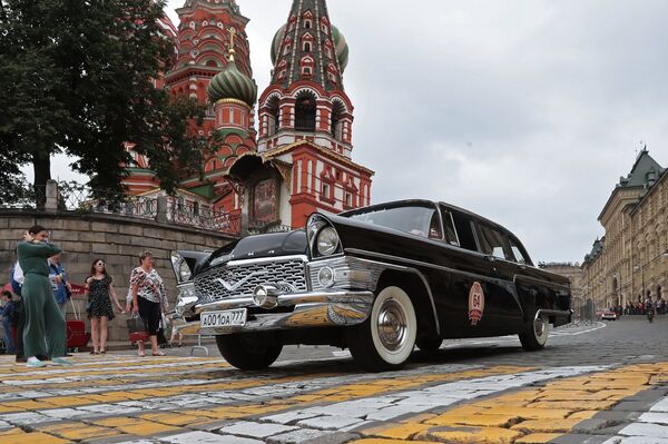 Автомобиль «Чайка» ГАЗ-13 в гонке ГУМ-авторалли Gorkyclassic - 2018 в Москве Автомобиль «Чайка» ГАЗ-13 в гонке ГУМ-авторалли Gorkyclassic - 2018 в Москве