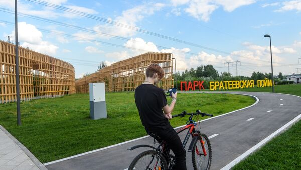 Один из входов в парк Братеевская пойма Один из входов в парк Братеевская пойма