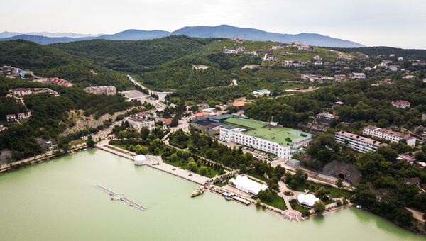 Село Абрау-Дюрсо на берегу озера Абрау в Краснодарском крае. В центре - завод шампанских вин Абрау-Дюрсо Село Абрау-Дюрсо на берегу озера Абрау в Краснодарском крае. В центре - завод шампанских вин Абрау-Дюрсо