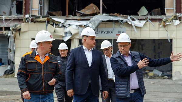 ВРИО губернатора Кузбасса Сергей Цивилев и глава города Кемерово Илья Середюк инспектируют ход демонтажа сгоревшего ТЦ Зимняя вишня. 27 июля 2018 ВРИО губернатора Кузбасса Сергей Цивилев и глава города Кемерово Илья Середюк инспектируют ход демонтажа сгоревшего ТЦ Зимняя вишня. 27 июля 2018