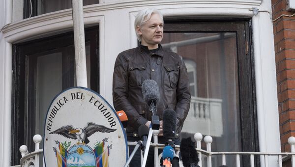 Сооснователь WikiLeaks Джулиан Ассанж на балконе здания посольства Эквадора в Лондоне. Архивное фото Сооснователь WikiLeaks Джулиан Ассанж на балконе здания посольства Эквадора в Лондоне. Архивное фото