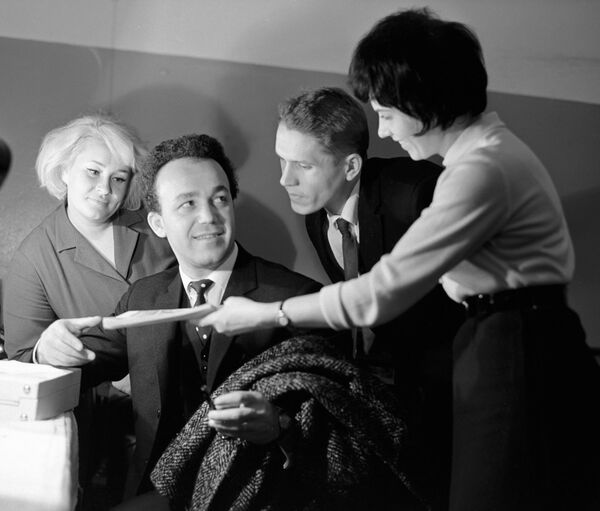 Иосиф Кобзон и почитатели его таланта. 1967 год Иосиф Кобзон и почитатели его таланта. 1967 год