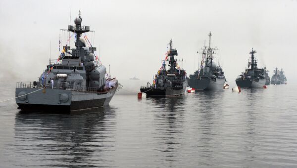 Корабли Тихоокеанского флота (ТОФ) в парадном строю на праздновании Дня Военно-Морского Флота во Владивостоке. Корабли Тихоокеанского флота (ТОФ) в парадном строю на праздновании Дня Военно-Морского Флота во Владивостоке.