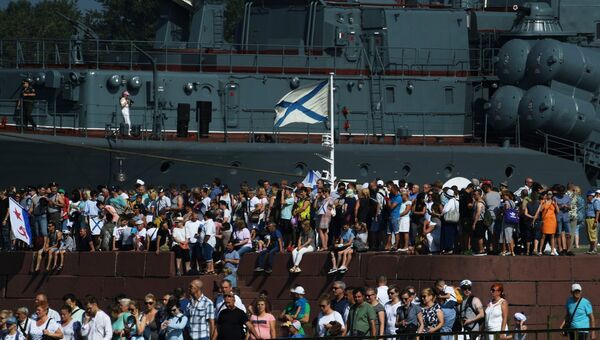 Зрители у эскадренного миноносца Беспокойный перед началом главного военно-морского парада в Кронштадте Зрители у эскадренного миноносца Беспокойный перед началом главного военно-морского парада в Кронштадте