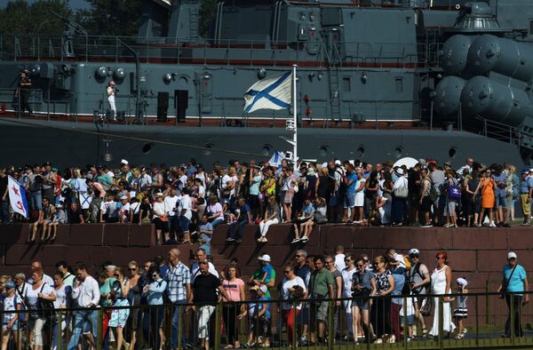 Зрители у эскадренного миноносца Беспокойный перед началом главного военно-морского парада в Кронштадте Зрители у эскадренного миноносца Беспокойный перед началом главного военно-морского парада в Кронштадте