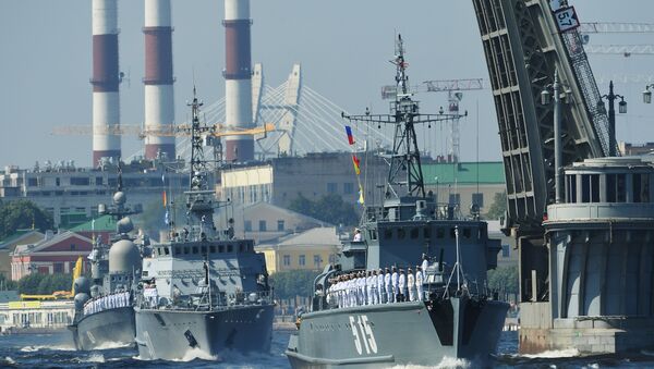 Базовый тральщик, морской тральщик Александр Обухов, большой ракетный катер Моршанск на главном военно-морском параде в Санкт-Петербурге в честь Дня Военно-Морского Флота России Базовый тральщик, морской тральщик Александр Обухов, большой ракетный катер Моршанск на главном военно-морском параде в Санкт-Петербурге в честь Дня Военно-Морского Флота России