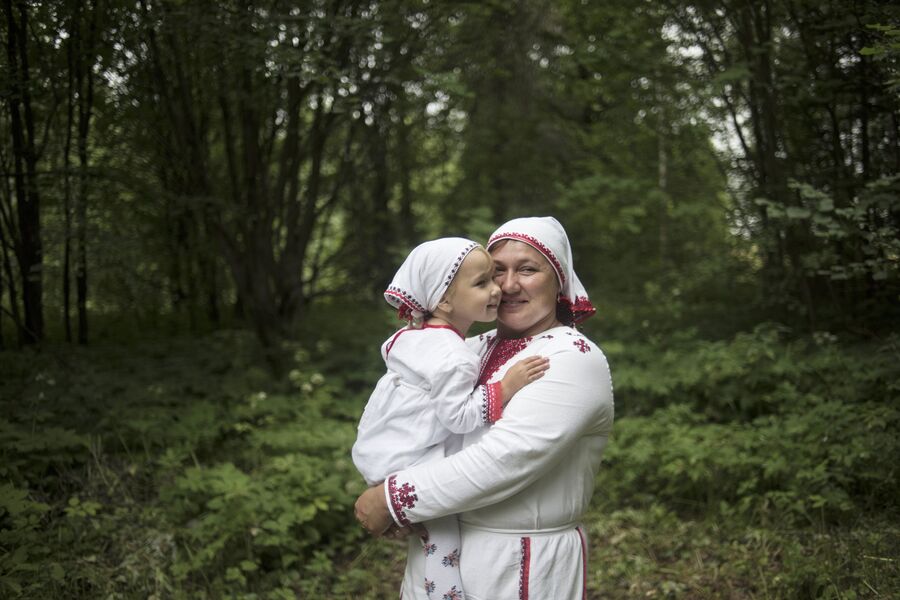 Жительница села Шоруньжа в национальном костюме на празднике Сярем Жительница села Шоруньжа в национальном костюме на празднике Сярем