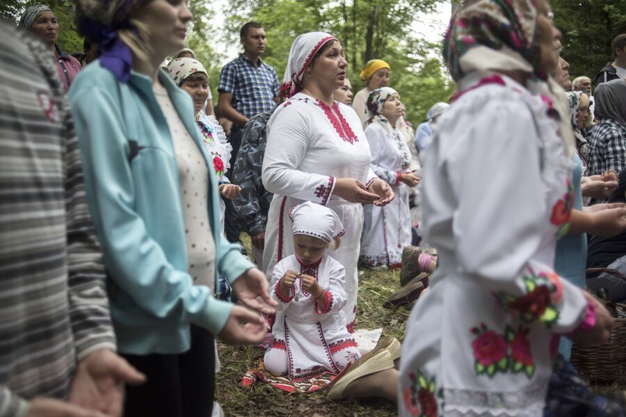 Жители села Шоруньжа во время молитвы очищения на празднике Сярем Жители села Шоруньжа во время молитвы очищения на празднике Сярем