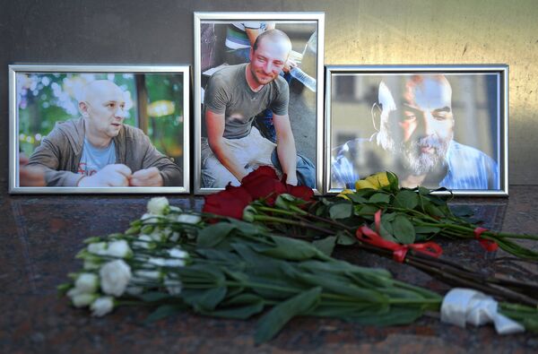 Цветы у фотографий погибших в Центральноафриканской Республике журналистов: Орхана Джемаля, Кирилла Радченко и Александра Расторгуева возле Дома журналистов в Москве. 1 августа 2018 Цветы у фотографий погибших в Центральноафриканской Республике журналистов: Орхана Джемаля, Кирилла Радченко и Александра Расторгуева возле Дома журналистов в Москве. 1 августа 2018