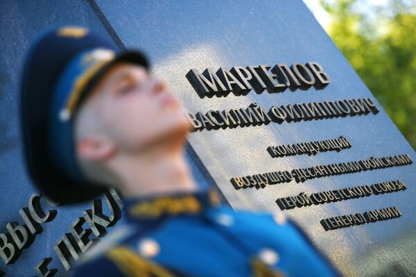 Военнослужащий почетного караула на церемонии открытия памятника генералу Василию Маргелову Военнослужащий почетного караула на церемонии открытия памятника генералу Василию Маргелову