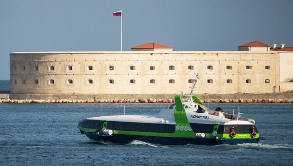 Скоростное морское пассажирское судно на подводных крыльях «Комета 120М» выполняет первый рейс по маршруту между Севастополем и Ялтой. На втором плане: Севастопольская крепость Скоростное морское пассажирское судно на подводных крыльях «Комета 120М» выполняет первый рейс по маршруту между Севастополем и Ялтой. На втором плане: Севастопольская крепость