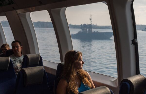 Пассажиры на борту скоростного морского судна на подводных крыльях «Комета 120М» во время его первого рейса по маршруту между Севастополем и Ялтой Пассажиры на борту скоростного морского судна на подводных крыльях «Комета 120М» во время его первого рейса по маршруту между Севастополем и Ялтой
