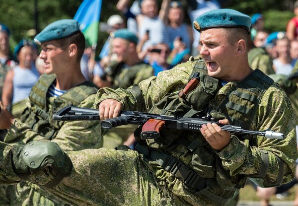 Служащие Воздушно-десантных войск в Парке культуры и отдыха имени Юрия Гагарина в Симферополе Служащие Воздушно-десантных войск в Парке культуры и отдыха имени Юрия Гагарина в Симферополе