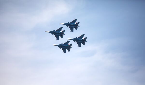 Авиационная группа высшего пилотажа Русские витязи показывает для гостей фестиваля Нашествие фигуры высшего пилотажа Авиационная группа высшего пилотажа Русские витязи показывает для гостей фестиваля Нашествие фигуры высшего пилотажа